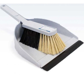 Fejebakkest med kost og fejebakke i gr